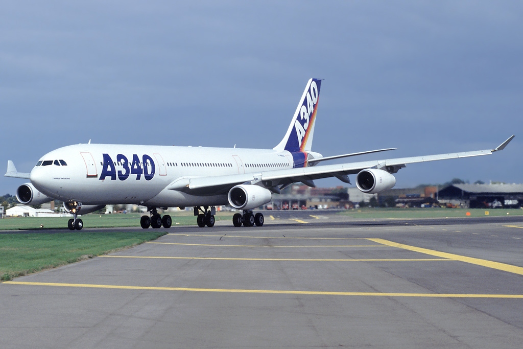 Ein Airbus A340 auf dem Flugfeld